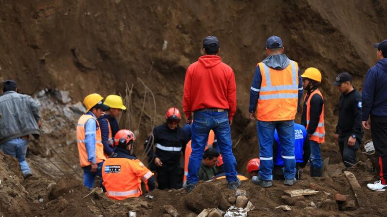 Pobladores y rescatistas buscan a víctimas de un alud en Alausí (Ecuador). Foto de archivo. EFE/ José Jácome