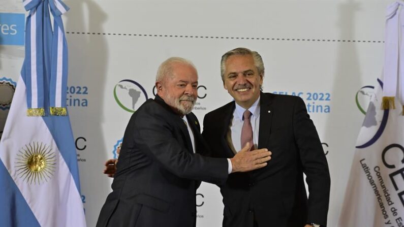 El presidente de Argentina, Alberto Fernandez (d), con el presidente de Brasil, Luiz Inácio Lula da Silva, en una fotografía de archivo. EFE/Matías Martín Campaya
