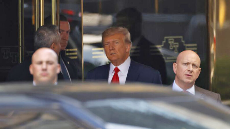 El expresidente estadounidense Donald J. Trump sale de la Torre Trump para dirigirse al Tribunal Penal de Nueva York en Nueva York, Nueva York, Estados Unidos, 04 de abril de 2023. (EFE/EPA/CJ GUNTHER)