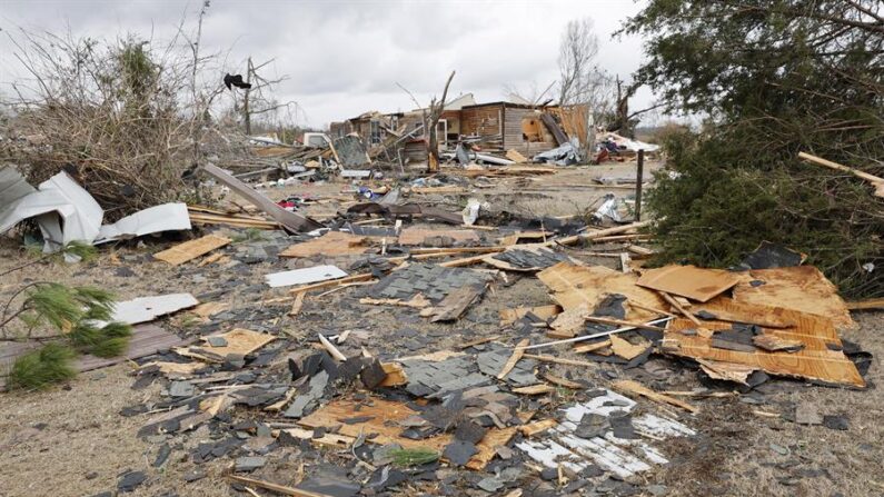 Imagen de archivo del pasado 13 de enero de 2023 de los daños causados por un tornado en el condado de Autauga en Pine Level, Alabama, Estados Unidos. EFE/Erik S. Lesser