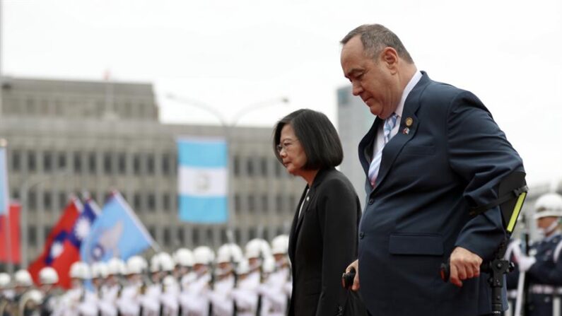 La presidenta de Taiwán, Tsai Ing-wen, y el de Guatemala Alejandro Giammattei. EFE/EPA/RITCHIE B. TONGO
