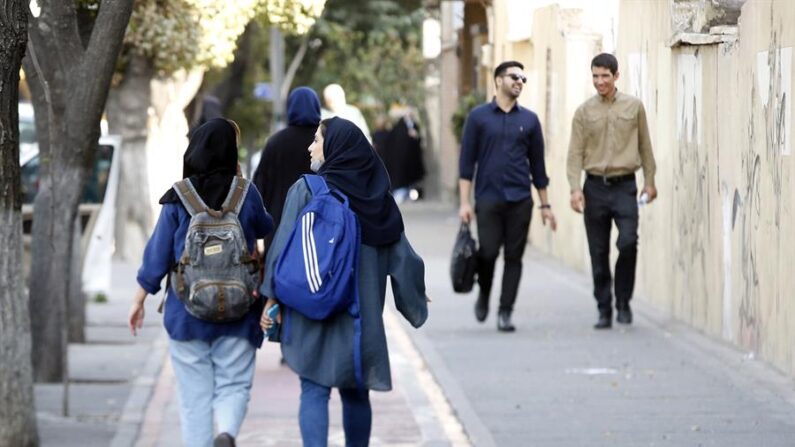 Jóvenes iraníes con pañuelo en la cabeza en una calle de Teherán (Irán) en octubre de 2022. EFE/EPA/Abedin Taherkenareh