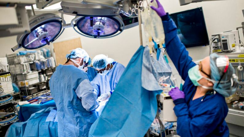 Un riñón se cose en un paciente receptor durante un trasplante de riñón en el Hospital Johns Hopkins en Baltimore, Maryland, el 26 de junio de 2012. Médicos del Johns Hopkins trasplantaron el riñón de un donante vivo al paciente receptor. (Brendan Smialowski/AFP/Getty Images)

