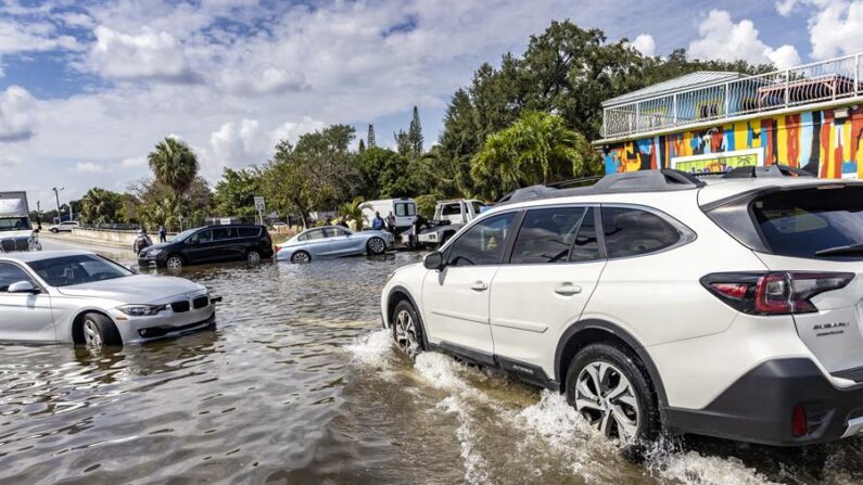 Las inundaciones registradas a causa de las fuertes lluvias caídas la semana pasada en el sur de Florida han hecho escasear la gasolina y este lunes muchas estaciones todavía estaba cerradas y en las que abrieron se veían largas filas de automóviles. EFE/EPA/Cristobal Herrera-Ulashkevich