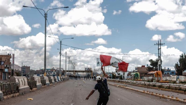 Imagen de archivo de manifestantes se enfrentan a la policía en Perú. EFE/Aldair Mejía
