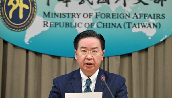 El ministro de Relaciones Exteriores de Taiwán, Joseph Wu, habla durante una conferencia de prensa en Taipei, Taiwán, el 26 de marzo de 2023. (Sam Yeh/AFP vía Getty Images)
