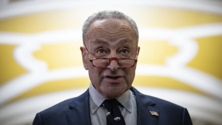 Schumer presentará una resolución para condenar llamamiento de Trump a desfinanciar el DOJ y el FBI