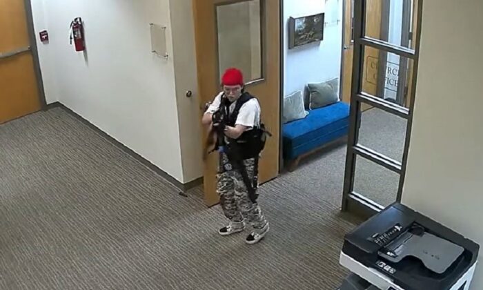 En esta imagen de video, Audrey Hale apunta con un arma dentro de la Escuela Covenant en Nashville, Tennessee, el 27 de marzo de 2023. (Departamento de Policía de Nashville vía The Epoch Times)