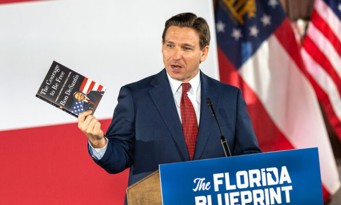 El gobernador de Florida, Ron DeSantis, promociona su libro en un discurso durante una gira literaria en Smyrna, Georgia, el 30 de marzo de 2023. (Phil Mistry/The Epoch Times.)