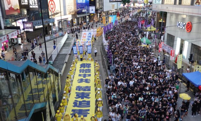 Un mensaje en el que se lee "Fin al PCCh" en una pancarta del desfile en Hong Kong el 1 de julio de 2019. (Sung Pi-Lung/The Epoch Times)