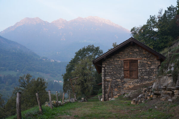 Una casa de piedra de 200 años en los Alpes italianos. (Cortesía de Raising Voyagers)