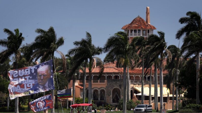 Simpatizantes ondean banderas en un barco para mostrar su apoyo cerca de la casa Mar-a-Lago del expresidente Donald Trump, en Palm Beach, Florida, el 1 de abril de 2023. (Alex Wong/Getty Images)
