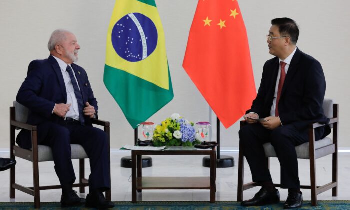 El presidente brasileño, Luiz Inacio Lula da Silva, habla con el embajador chino en Brasil, Zhu Qingqiao, en el Palacio do Planalto, en Brasilia, 3 de febrero de 2023. (Sergio Lima/AFP vía Getty Images)