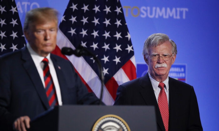 El entonces presidente Donald Trump, flanqueado por el entonces asesor de seguridad nacional, John Bolton, habla con los medios de comunicación en una conferencia de prensa. (Sean Gallup/Getty Images)
