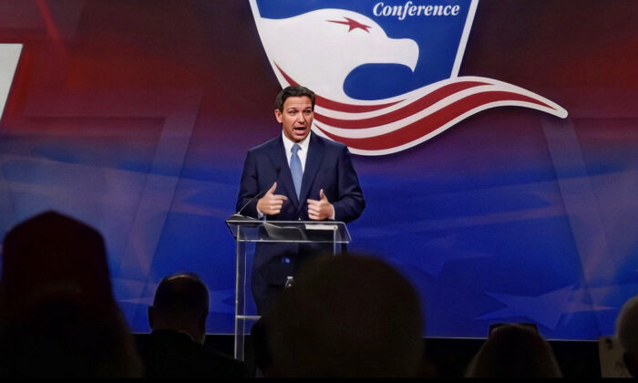 El gobernador de Florida, Ron DeSantis, se dirige a una multitud congregada en la Conferencia de Liderazgo de Pensilvania en Harrisburg, Pensilvania, el 1 de abril de 2023. (Joseph Lord/The Epoch Times)