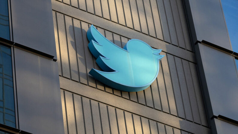 El logotipo de Twitter en el exterior de la sede de Twitter en San Francisco, California, el 28 de octubre de 2022. (Constanza Hevia/AFP vía Getty Images)
