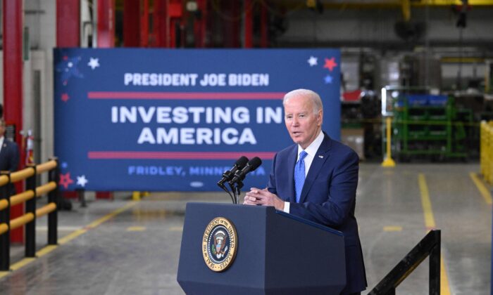 El presidente Joe Biden pronuncia un discurso en las instalaciones de Cummins Power Generation en Fridley, Minnesota, el 3 de abril de 2023. (MANDEL NGAN/AFP vía Getty Images)