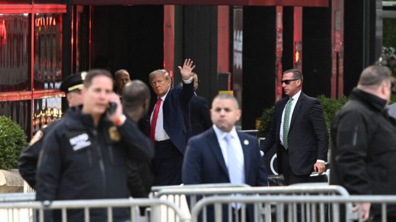 El expresidente Donald Trump saluda a su llegada a la Torre Trump en Nueva York el 3 de abril de 2023. (Ed Jones/AFP vía Getty Images)