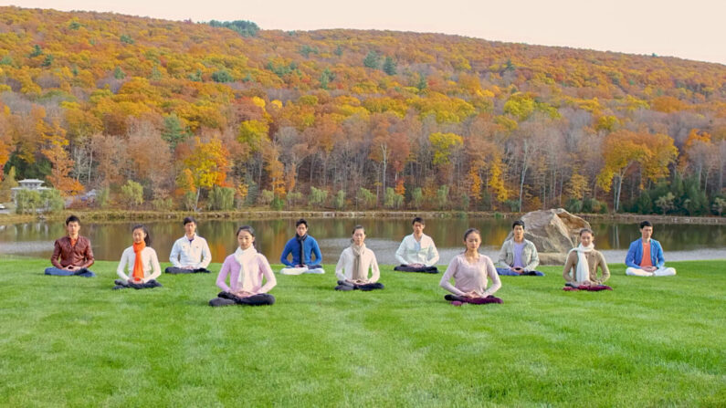 Estudiantes meditan en el campus del Fei Tian College en Deerpark, Nueva York. (Cortesía de Shen Yun Performing Arts)
