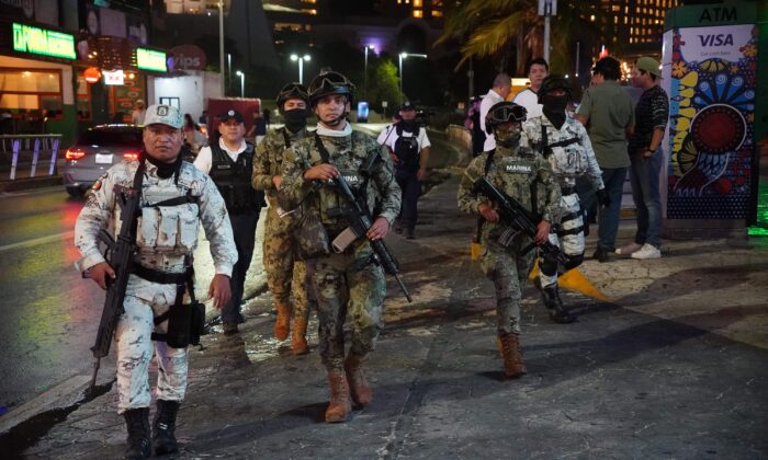 Miembros de la Armada y la Guardia Nacional de México patrullan la zona turística de Cancún, estado de Quintana Roo, México, el 17 de marzo de 2023. (Elizabeth Ruiz/AFP vía Getty Images)
