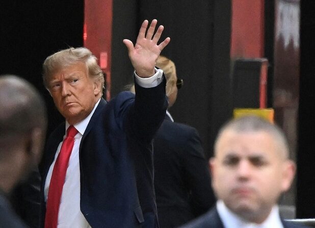 El expresidente Donald Trump saluda a su llegada a la Torre Trump, en Nueva York, el 3 de abril de 2023. (Ed Jones/AFP vía Getty Images)