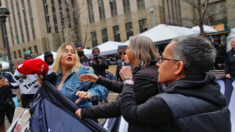 Simpatizantes y detractores de Trump protestan frente a corte de Manhattan durante la lectura de cargos
