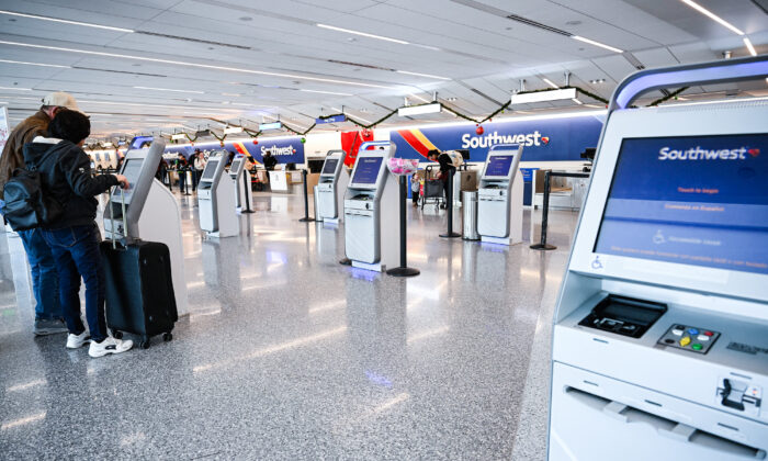 Los viajeros se registran en el Aeropuerto Internacional de Los Ángeles en Los Ángeles, California, el 28 de diciembre de 2022. (Robyn Beck/AFP vía Getty Images)