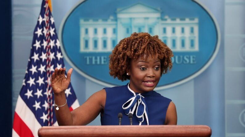 La secretaria de prensa de la Casa Blanca, Karine Jean-Pierre, realiza una conferencia de prensa en la Casa Blanca, el 4 de abril de 2023. (Kevin Dietsch/Getty Images)
