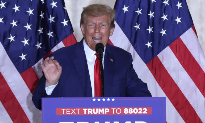 El expresidente Donald Trump habla durante un evento en Mar-a-Lago en West Palm Beach, Florida, el 4 de abril de 2023. (Alex Wong/Getty Images)