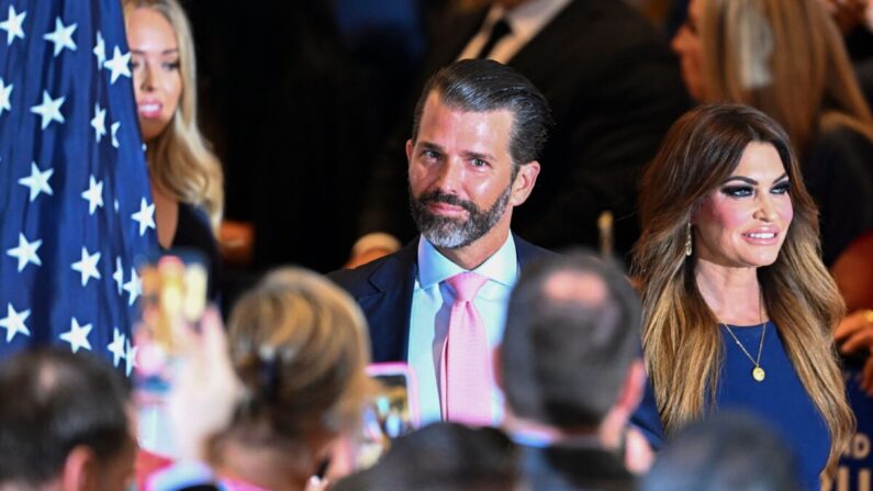 Donald Trump Jr. y Kimberly Guilfoyle asisten a la rueda de prensa del expresidente Donald Trump tras su comparecencia ante el tribunal por un supuesto pago por silencio, en su finca Mar-a-Lago en Palm Beach, Florida, el 4 de abril de 2023. (Chandan Khanna/AFP vía Getty Images)
