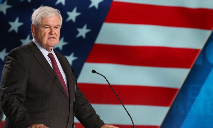 Newt Gingrich, expresidente de la Cámara de Representantes asiste al evento "Free Iran 2018 - the Alternative", organizado por el grupo de oposición iraní exiliado en Villepinte, al norte de París, el 30 de junio de 2018. (Zakaria Abdelkafi/AFP vía Getty Images)