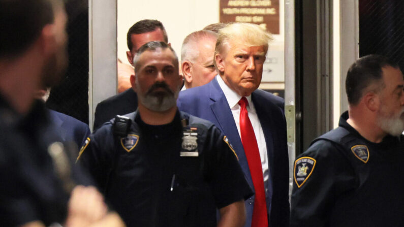 El expresidente Donald Trump llega a una audiencia de acusación en la Corte Suprema del Estado de Nueva York, en Nueva York, el 4 de abril de 2023. (Michael M. Santiago/Getty Images)