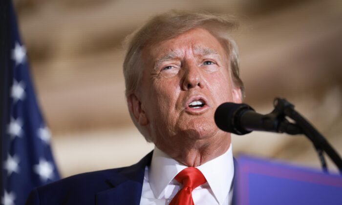 El expresidente de Estados Unidos Donald Trump habla durante un evento en el club Mar-a-Lago en West Palm Beach, Florida, el 4 de abril de 2023. (Joe Raedle/Getty Images)