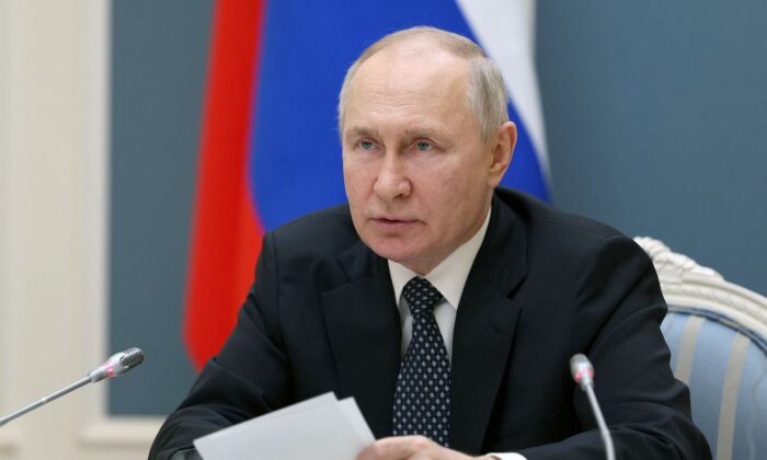 El presidente ruso, Vladimir Putin, preside una reunión del Consejo de Seguridad a través de una videoconferencia en Moscú el 5 de abril de 2023. (Gavriil Grigorov/ Sputnik/AFP vía Getty Images)