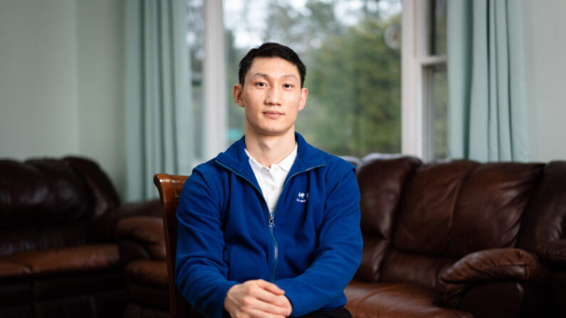 Steven Wang, bailarín principal de Shen Yun, en su casa de Nueva York el 31 de marzo de 2023. (Samira Bouaou/The Epoch Times)