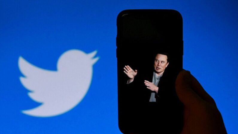 Una pantalla de teléfono muestra una foto de Elon Musk con el logotipo de Twitter de fondo en Washington el 4 de octubre de 2022. (Olivier Douliery/AFP vía Getty Images)