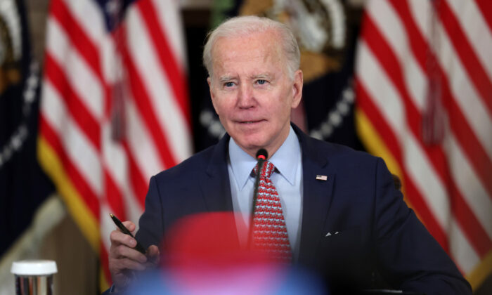 El presidente de Estados Unidos, Joe Biden, se reúne con sus asesores de ciencia y tecnología en la Casa Blanca, el 4 de abril de 2023. (Kevin Dietsch/Getty Images)
