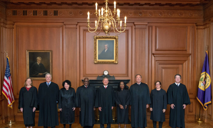 La Corte Suprema celebró una sesión especial el 30 de septiembre de 2022 para la ceremonia formal de investidura de la jueza asociada Ketanji Brown Jackson. (Colección de la Corte Suprema de Estados Unidos/Getty Images)
