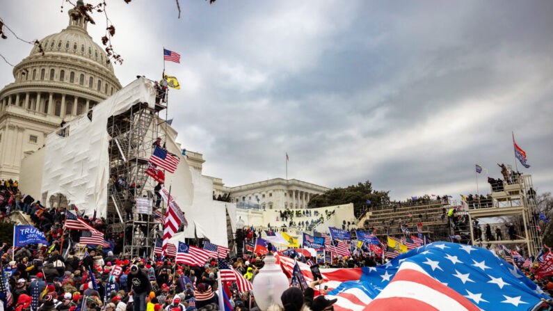Manifestantes se reúnen en la fachada oeste del Capitolio de EE.UU., el 6 de enero de 2021. (Brent Stirton/Getty Images)