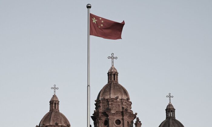 La bandera nacional china ondea frente a la iglesia de San José, también conocida como iglesia católica de Wangfujing, en Beijing, el 22 de octubre de 2020. (Greg Baker/AFP vía Getty Images)