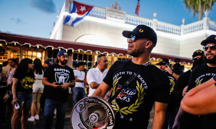 Henry "Enrique" Tarrio, líder de The Proud Boys, asiste a una protesta que muestra su apoyo a los cubanos que se manifiestan contra su gobierno, en Miami, Florida, el 16 de julio de 2021. (EVA MARIE UZCATEGUI/AFP vía Getty Images)
