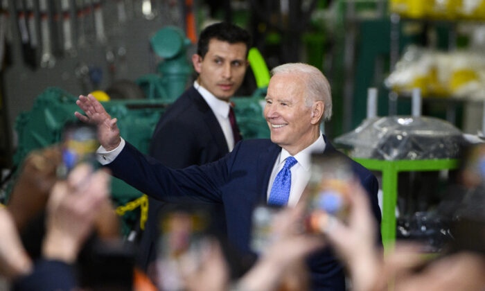 El presidente Joe Biden llega para hablar durante una visita a las instalaciones de Cummins Power Generation, en Fridley, Minnesota, el 3 de abril de 2023. (Stephen Maturen/Getty Images)
