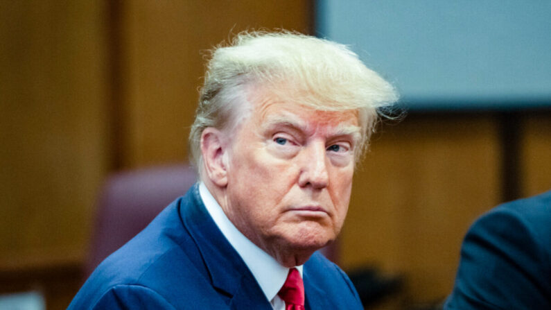 El expresidente Donald Trump comparece ante el Tribunal Penal de Manhattan en Nueva York el 4 de abril de 2023. (Steven Hirsch/Pool/AFP vía Getty Images)
