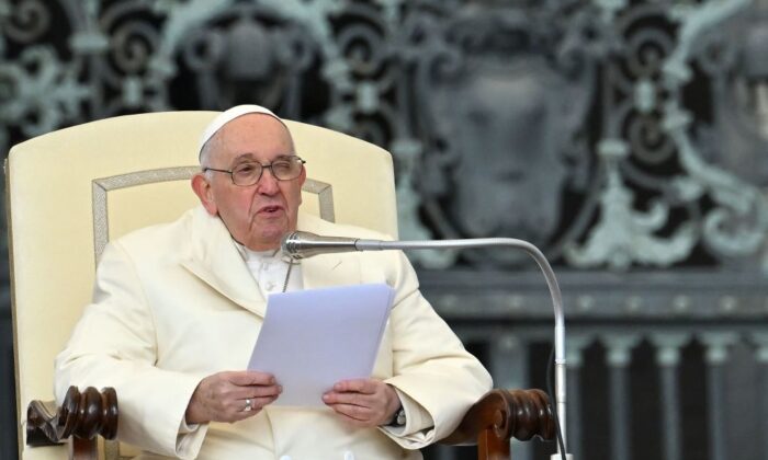El Papa Francisco habla durante la audiencia general semanal en la plaza de San Pedro, en el Vaticano, el 5 de abril de 2023. (Filippo Monteforte/AFP vía Getty Images)
