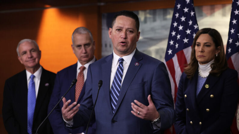 Flanqueado por miembros de la Conferencia Hispana del Congreso, el copresidente Tony Gonzales (R-Texas)  habla durante una conferencia de prensa en el Capitolio de EE.UU. en Washington el 1 de febrero de 2023. (Alex Wong/Getty Images)