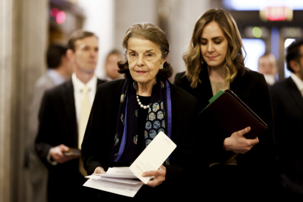 La senadora Dianne Feinstein (D-Calif.) camina hacia la Cámara del Senado durante una serie de votaciones en el edificio del Capitolio de EE.UU. en Washington el 13 de febrero de 2023. (Anna Moneymaker/Getty Images)
