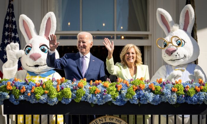 El presidente Joe Biden y la primera dama Jill Biden asisten a la celebración anual de huevos de Pascua, en el jardín sur de la Casa Blanca, el 10 de abril de 2023. (Drew Angerer/Getty Images)
