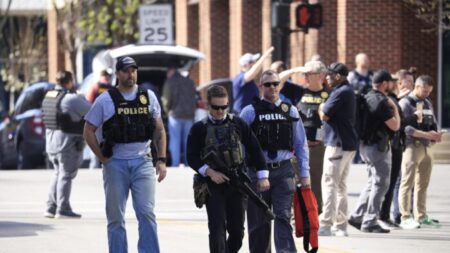 Líderes de Kentucky dicen que jornada del tiroteo masivo fue “un día impensable”