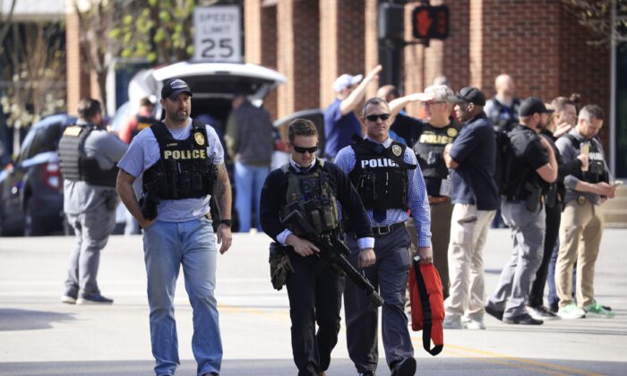 Agentes del orden responden a un tirador activo en el edificio del Old National Bank, en Louisville, Ky., el 10 de abril de 2023. (Luke Sharrett/Getty Images)

