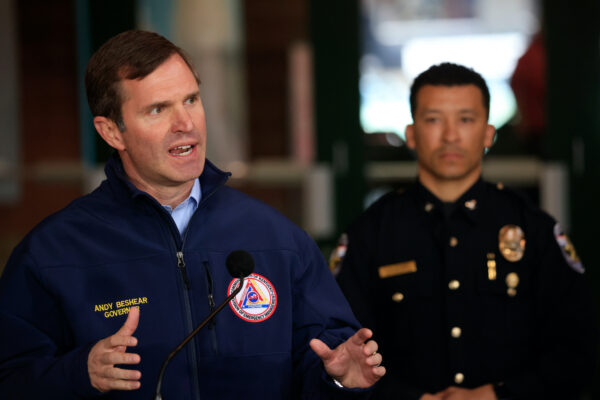 Andy Beshear, gobernador de Kentucky, habla durante una conferencia de prensa después de que un hombre armado abriera fuego contra trabajadores del Old National Bank, en Louisville, Ky., el 10 de abril de 2023. (Luke Sharrett/Getty Images)
